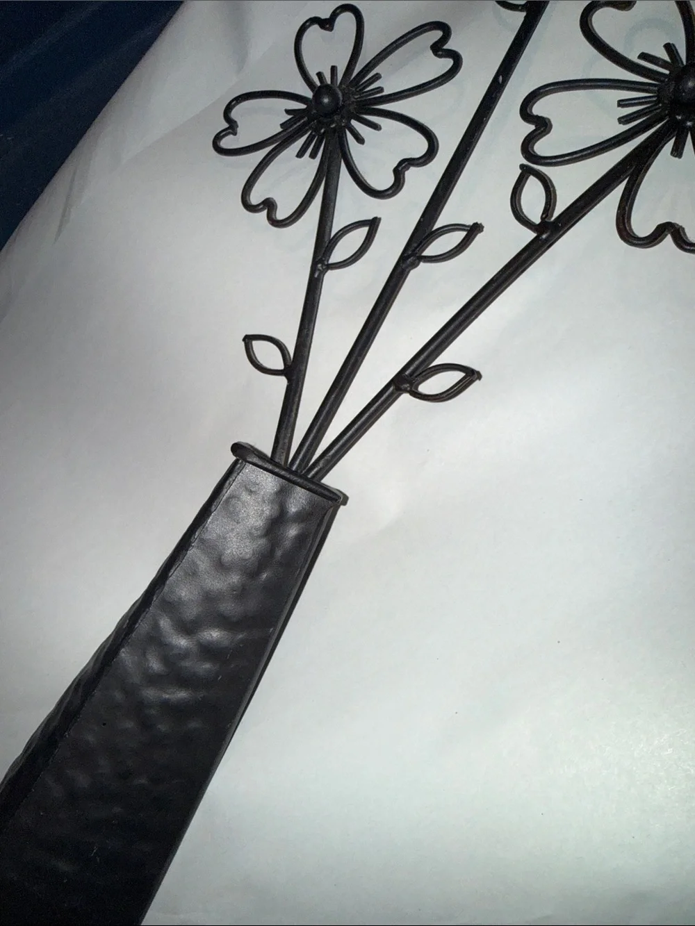Black Metal Flower Vase Accent - Decorative Stem Arrangement